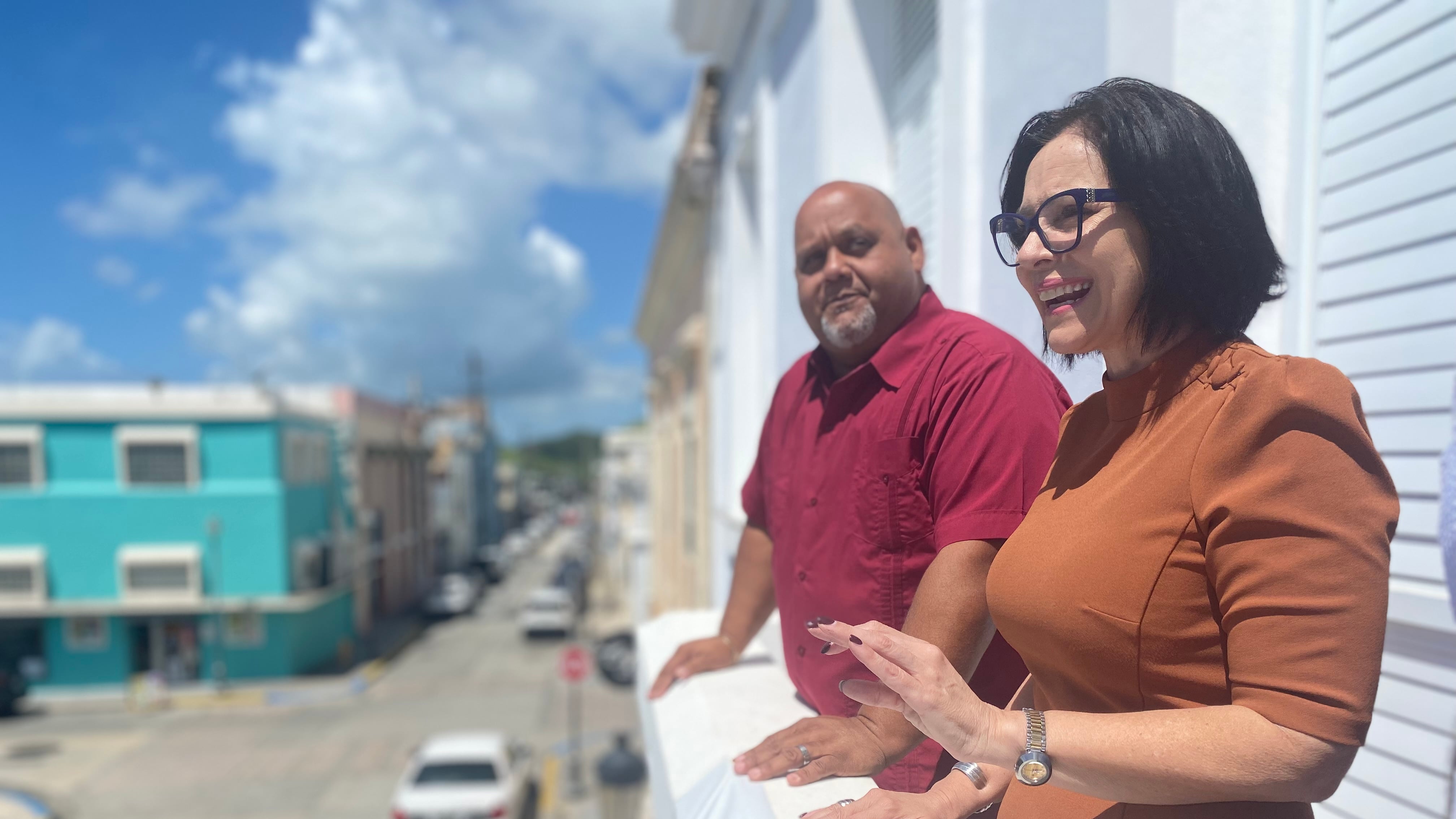 Alcalde de Guayama O’brain Vázquez Molina y secretaria del DE, Dra. Yanira Raíces.