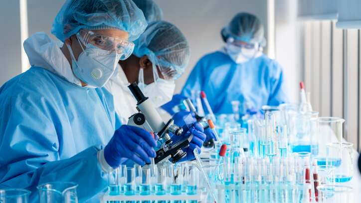 Entendido. Aquí tienes un calce más neutro, sin describir el contenido de la imagen:
**Calce sugerido:**
El recorte federal a proyectos de vacunas de ARNm ha generado una fuerte reacción en la comunidad científica y médica.