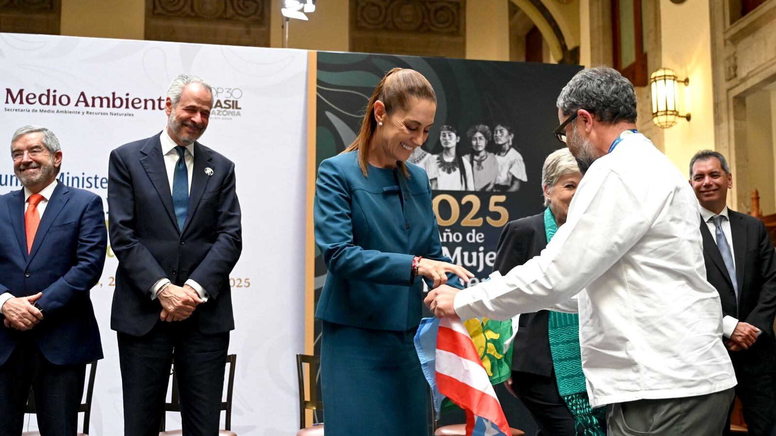 Arturo Massol Deyá entrega a Claudia Sheinbaum la bandera de la insurrección energética en Ciudad de México.