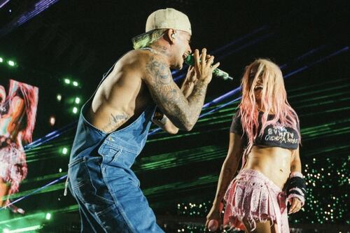 Encuentro de Karol G y Feid en el escenario hace explotar redes sociales “necesitábamos ver esto”