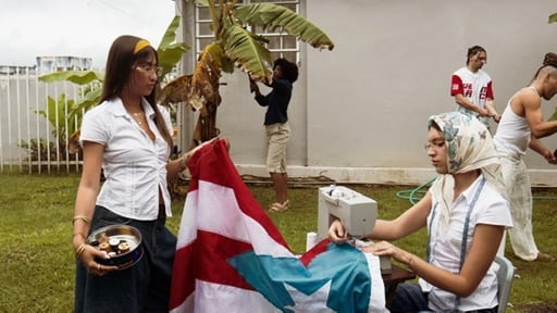 Foto del cortometraje en donde una costurera trabaja sobre la bandera de Puerto Rico.