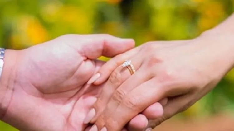 La exhabitante de LCDLF de Telemundo sorprendió a su seguidores con su compromiso de boda.