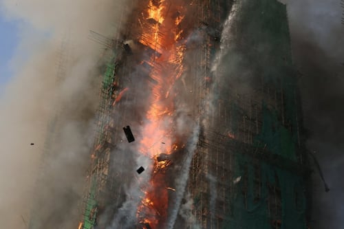 Incendio en Hong Kong: Indonesia identifica a siete víctimas mientras continúa la búsqueda de desaparecidos