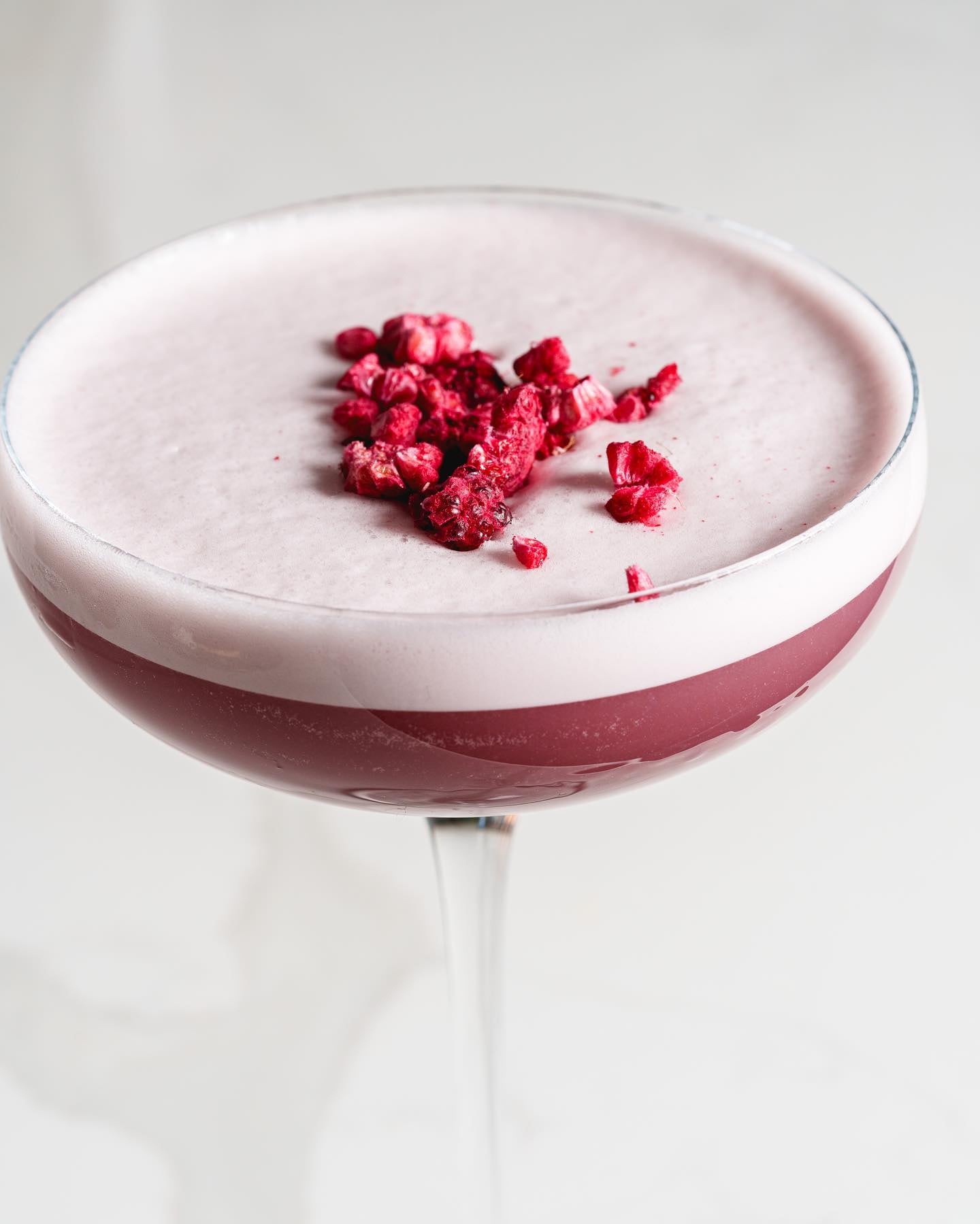 El Cassis Violette reúne vodka, cassis, limón, clara de huevo y frambuesa deshidratada con nitrógeno, evocando los sabores de un macaron en un cóctel ligero y elegante.