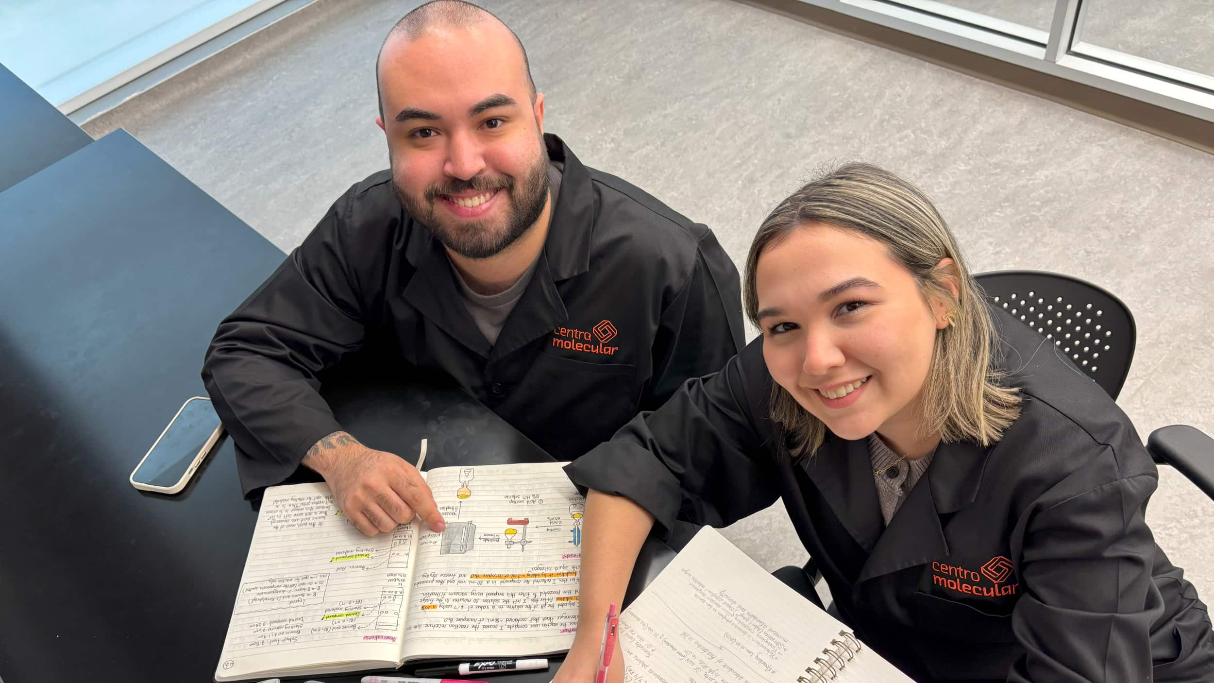 Gustavo Porrata ganó una beca del GRFP y Alana del Coral López una distinción honorífica.