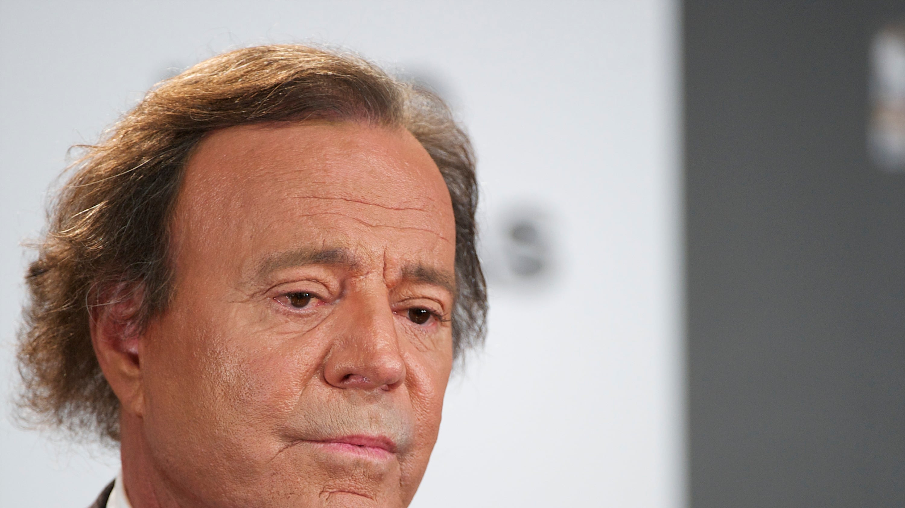 El cantante español alejado de los escenarios pero cerca de sus seguidores.