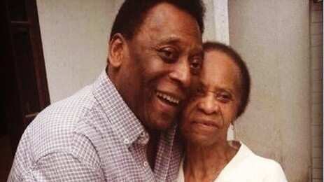 Pelé junto a su madre Doña Celeste, de 100 años