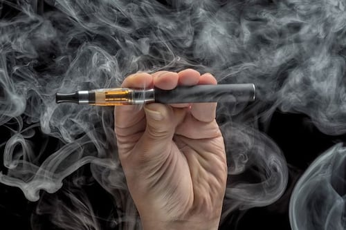 Cámara presenta proyecto para prohibir el ‘vaping’ para menores de 21 años