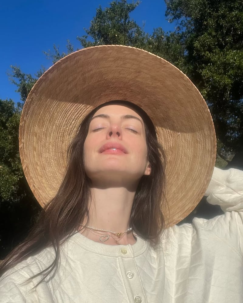 Anne Hathaway es nombrada la mujer más hermosa por People 2026