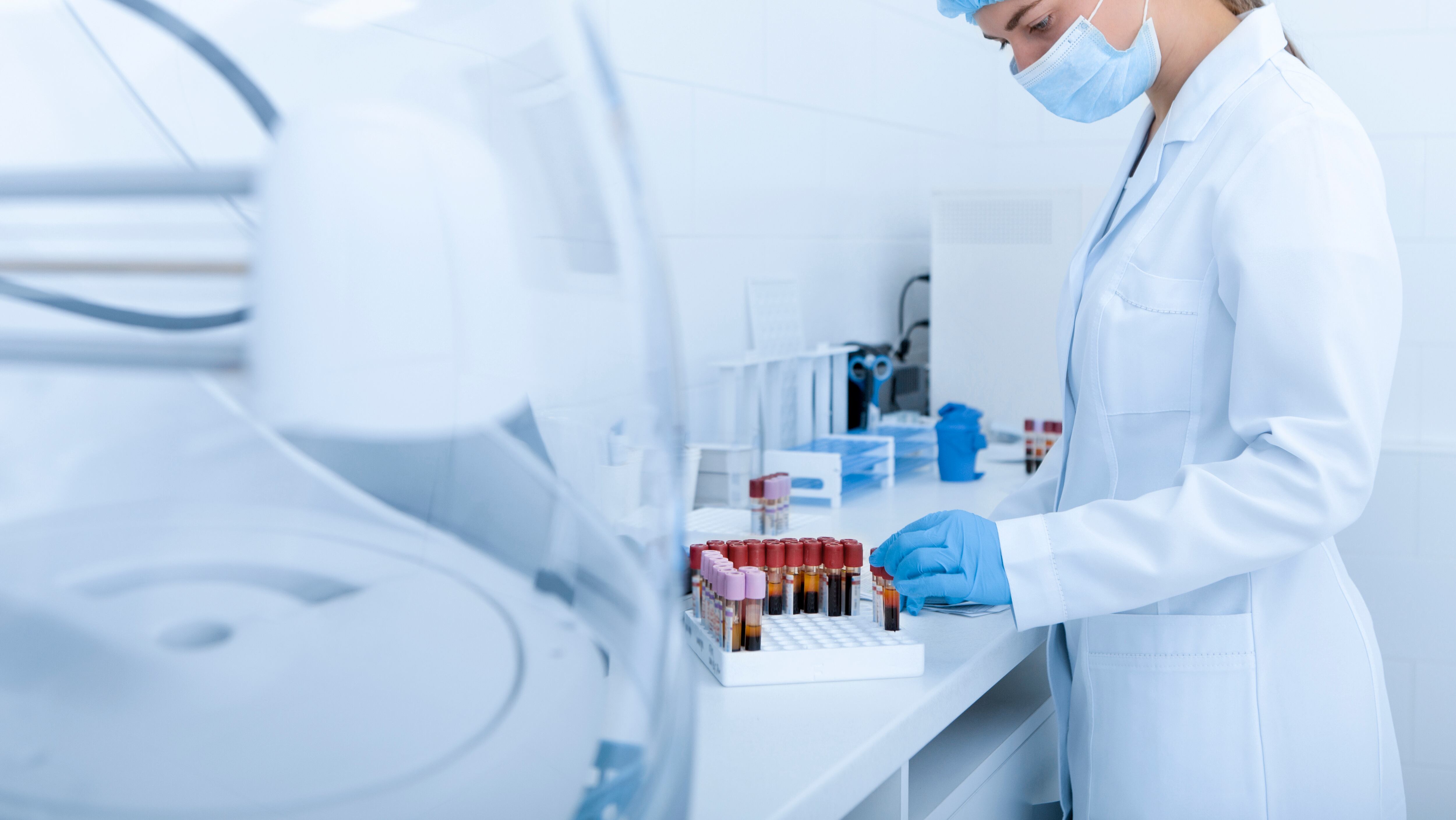 Mujer recolectando muestras de sangre para realizar pruebas sobre diferentes enfermedades, laboratorio moderno