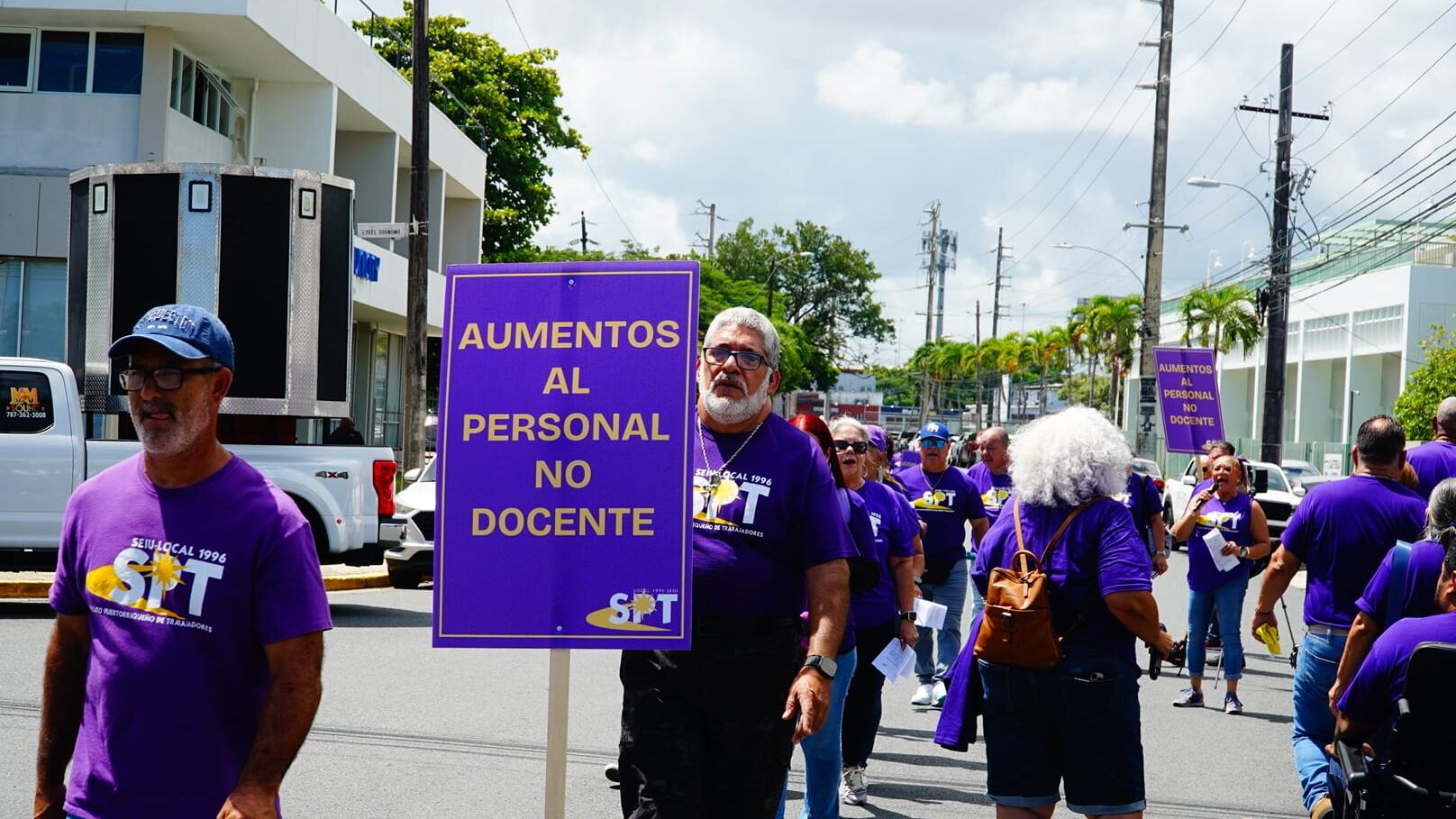 Empleados no docentes del Departamento de Educación en Puerto Rico marchan para exigir aumento salarial tras 15 años sin alza