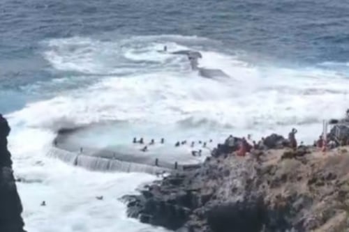 El momento en que dos enormes olas se estrellaron contra piscina natural en Tenerife
