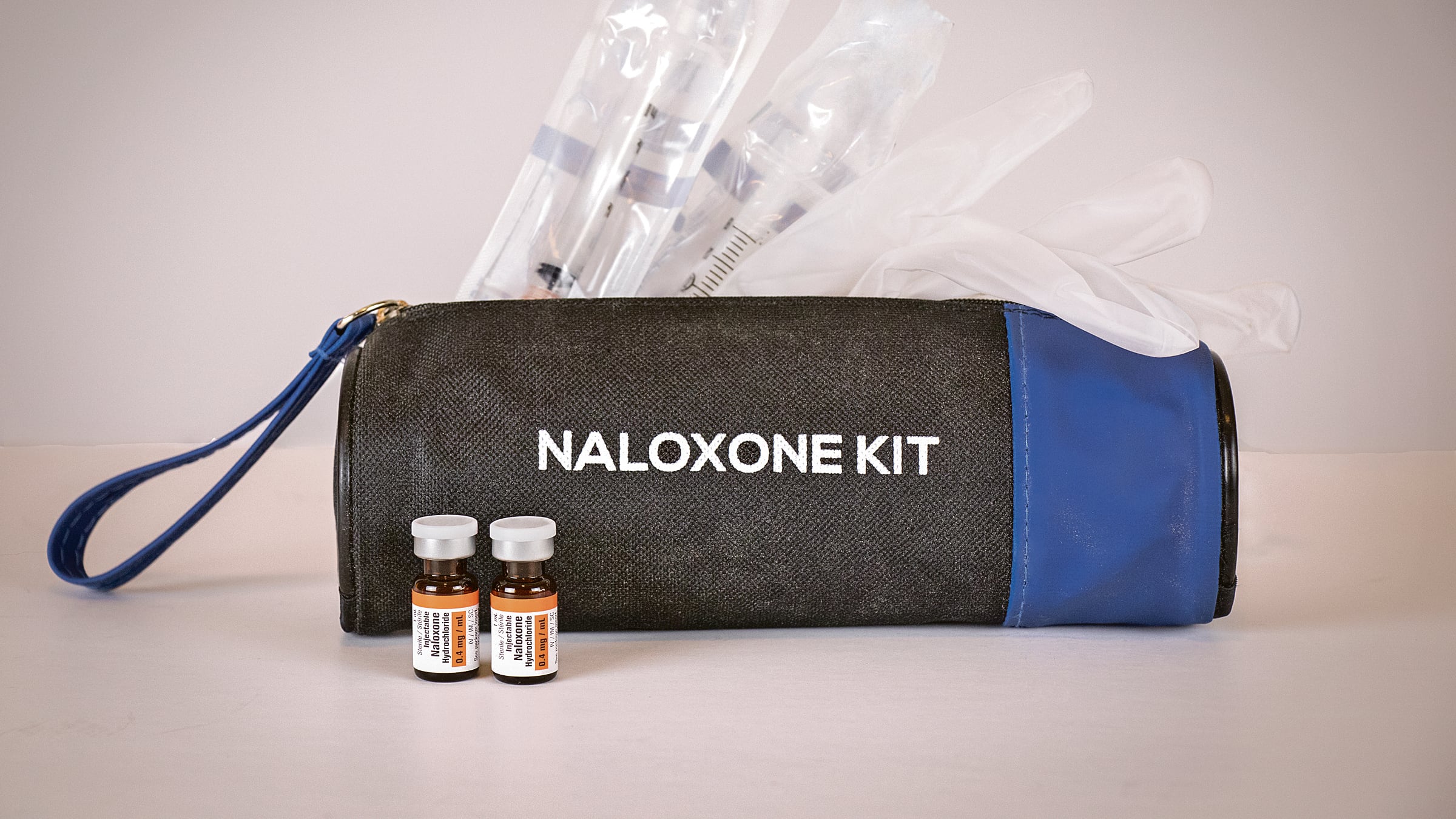 Kit distribuidos por profesionales de la salud para ayudar a combatir la crisis de opioides....