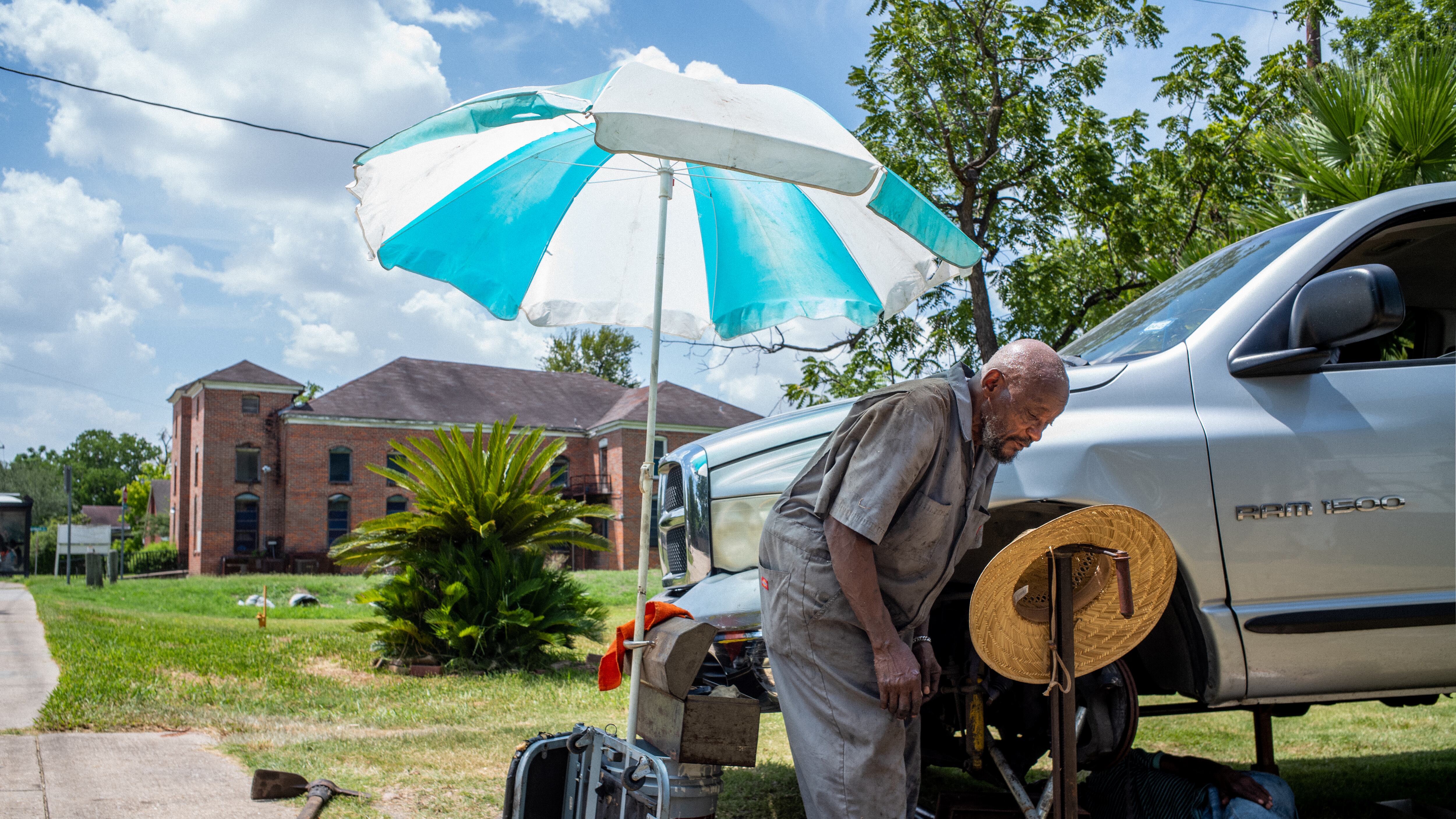 HOUSTON, TEXAS - 21 DE JULIO: El mecánico comunitario Lloyd Bush trabaja en el vehículo de un vecino durante la ola de calor el 21 de julio de 2022 en Houston, Texas. Se han emitido avisos de calor excesivo en todo Texas con una previsión de 102 grados en Houston. (Foto de Brandon Bell/Getty Images)