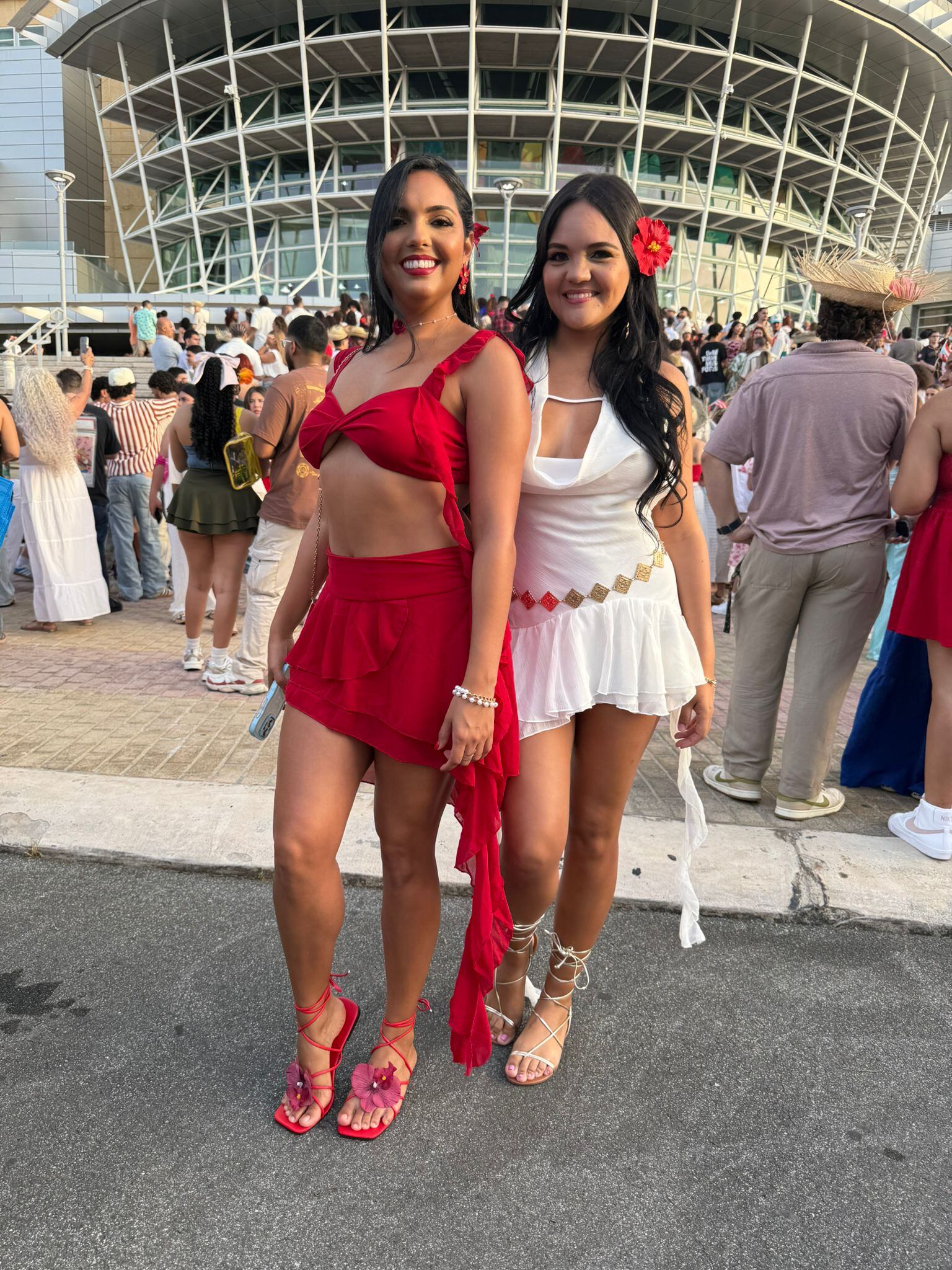 Fanáticos de Bad Bunny lucieron sus mejores vestidos, al estilo boricua para la primera función del concierto.