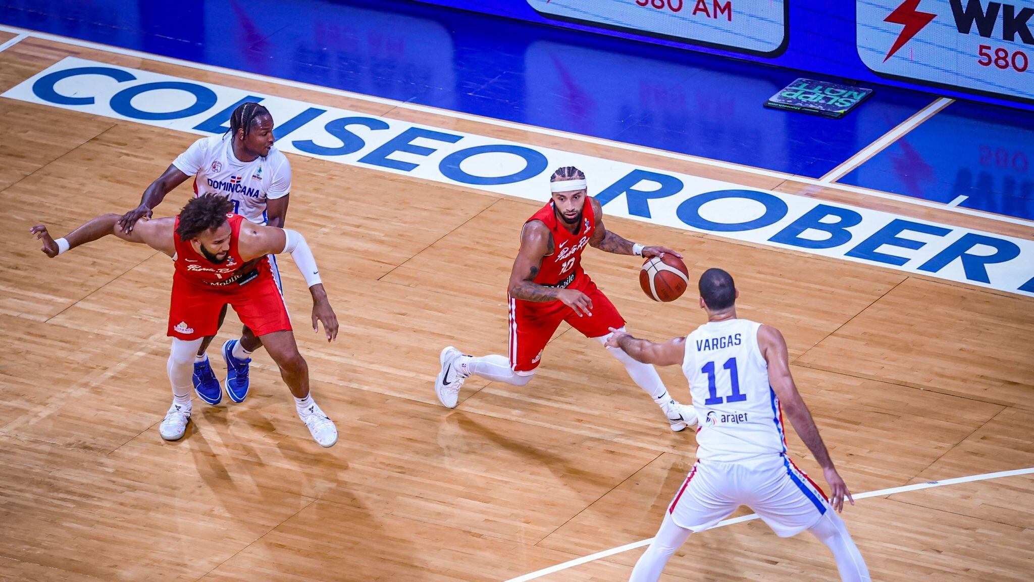 El armador José Alvarado en el partido amistoso ante República Dominicana en el Coliseo Roberto Clemente.