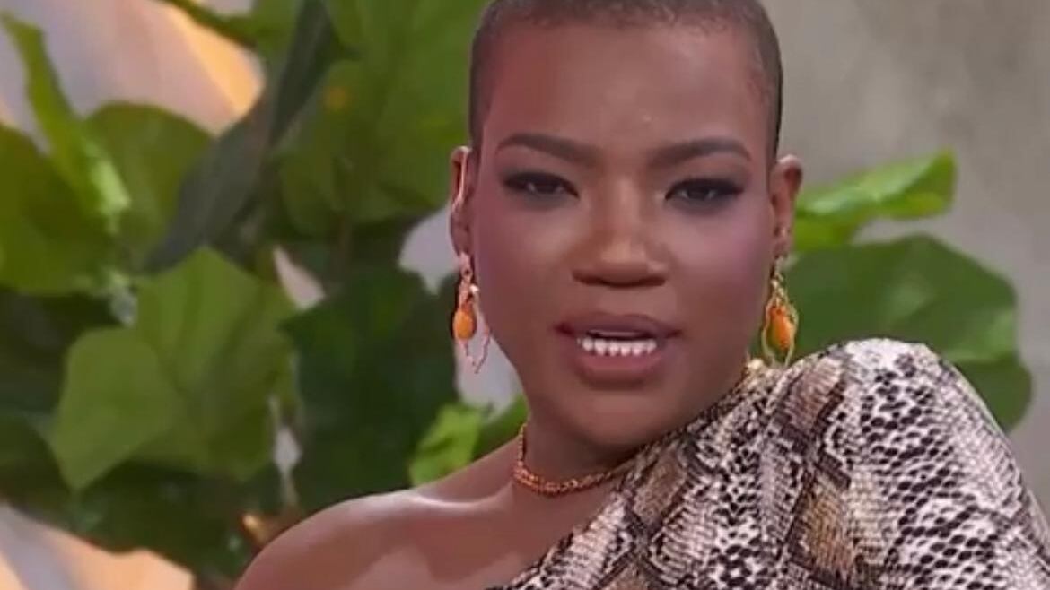 Chiky Bombom muestra su cabellera natural.