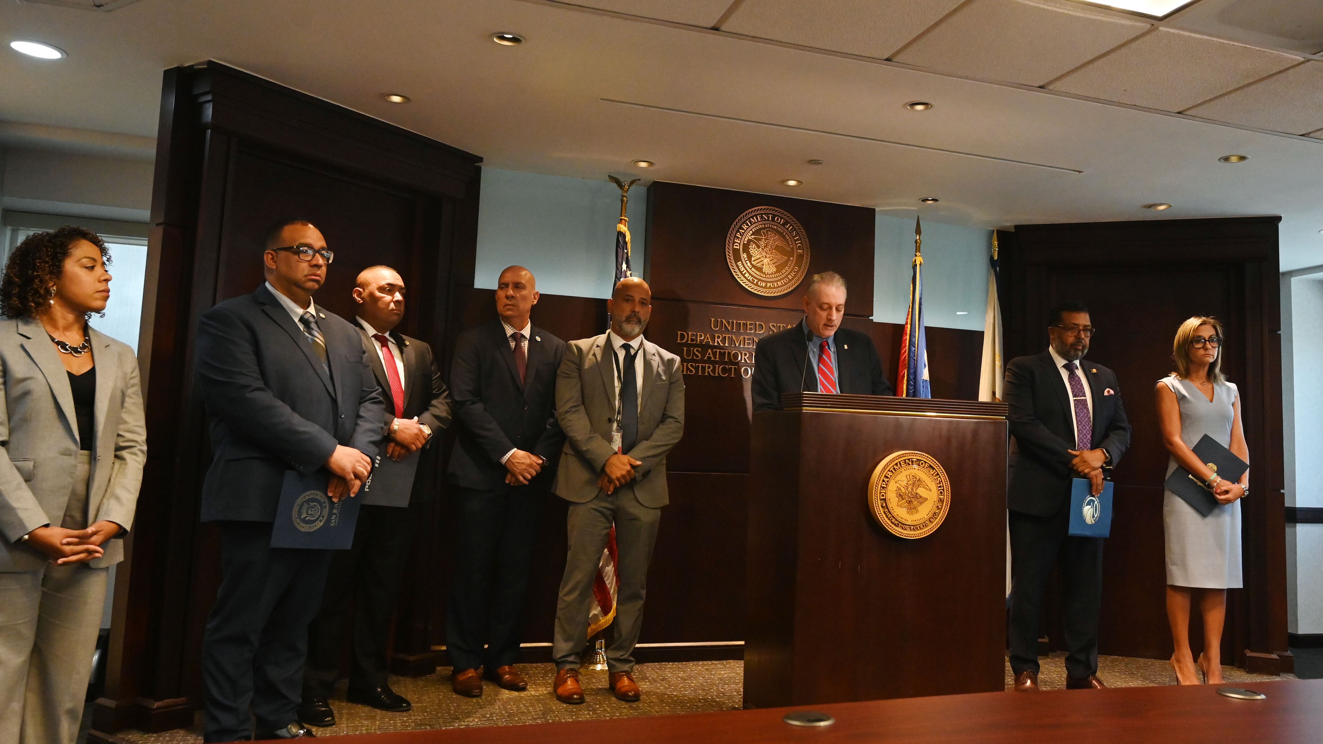 Anuncio de arrestos de varios individuos que transportaban cocaína a través del aeropuerto Luis Muñoz Marín