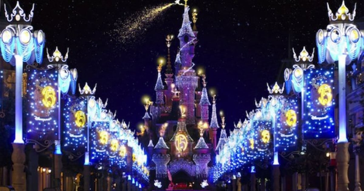 Disfruta del emocionante espectáculo nocturno con tecnología láser en Disneyland París