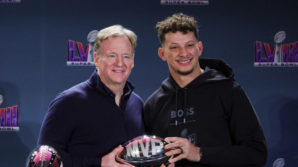 Roger Goodell y Patrick Mahomes