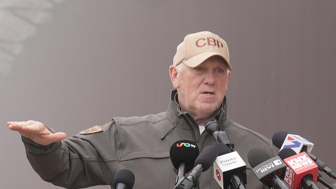 El "zar de la frontera" de Trump retira 700 agentes migratorios de Mineápolis