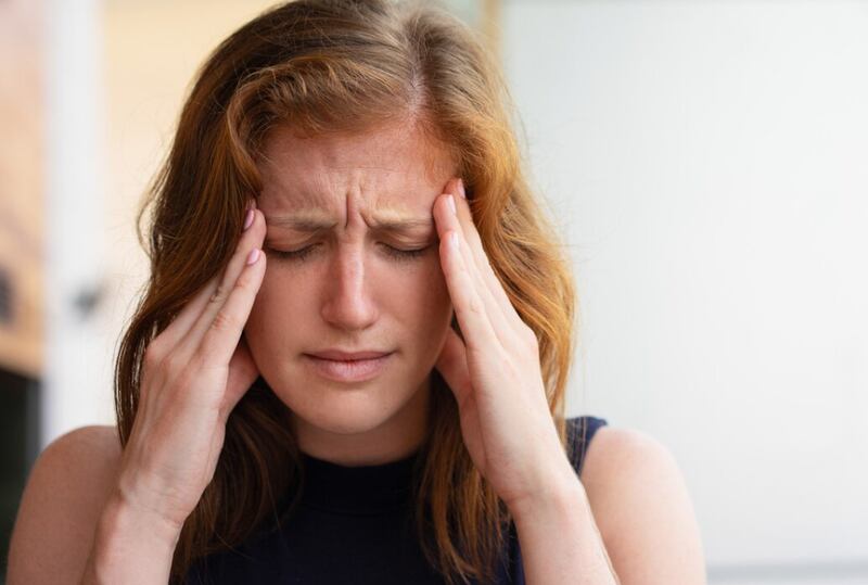 Agotado trabajador de oficina que sufre de dolor de cabeza