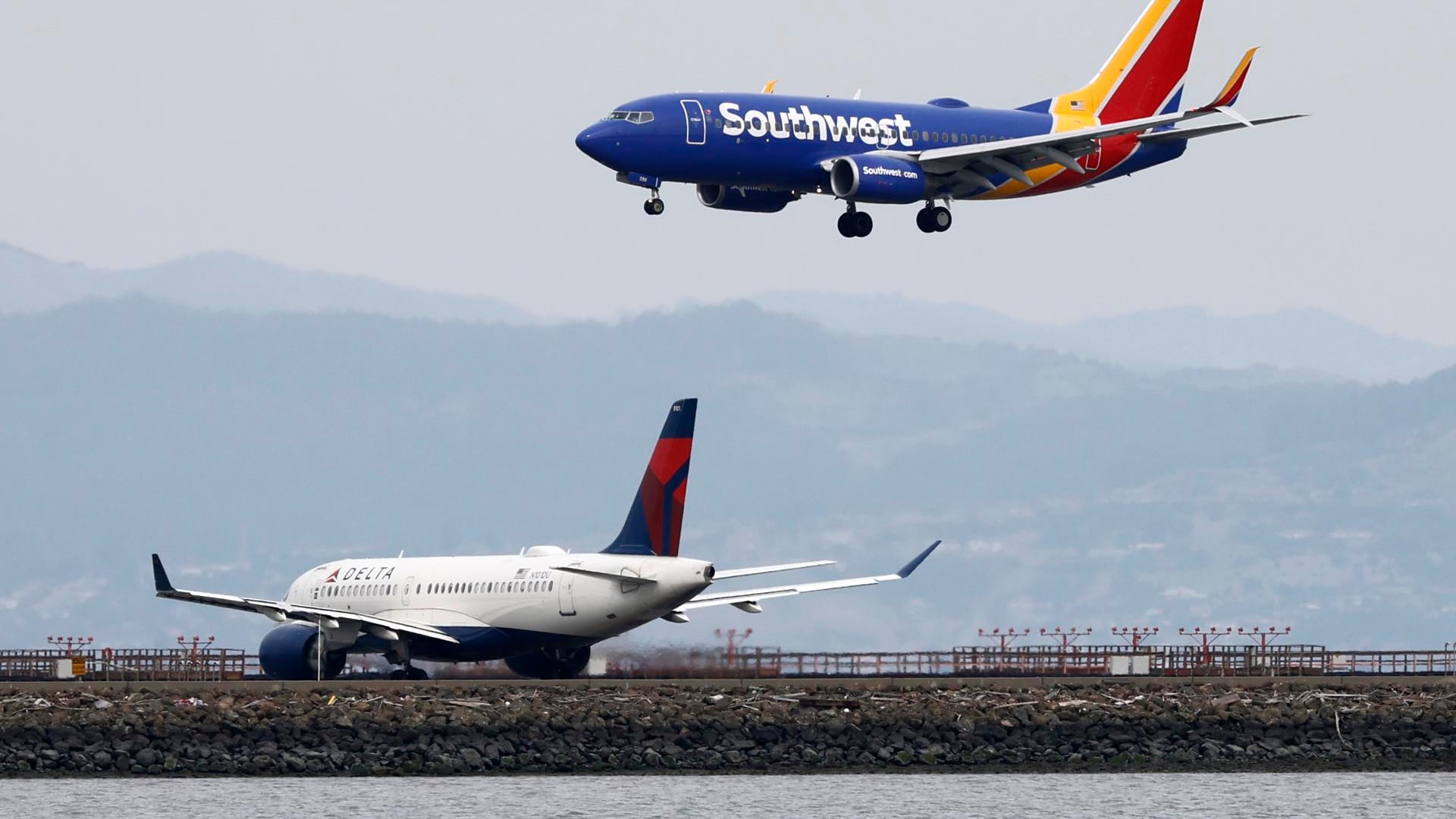 Fotografía de archivo de la aerolínea Southwest Airlines aterrizando cerca de un aparato de Delta Airlines en el aeropuerto internacional de San Francisco en Estados Unidos.