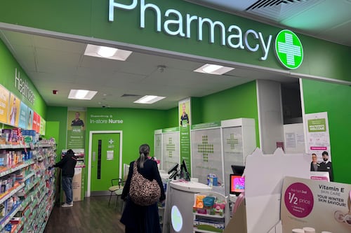 Alarma por brote de meningitis en Reino Unido agota las vacunas y desborda las farmacias