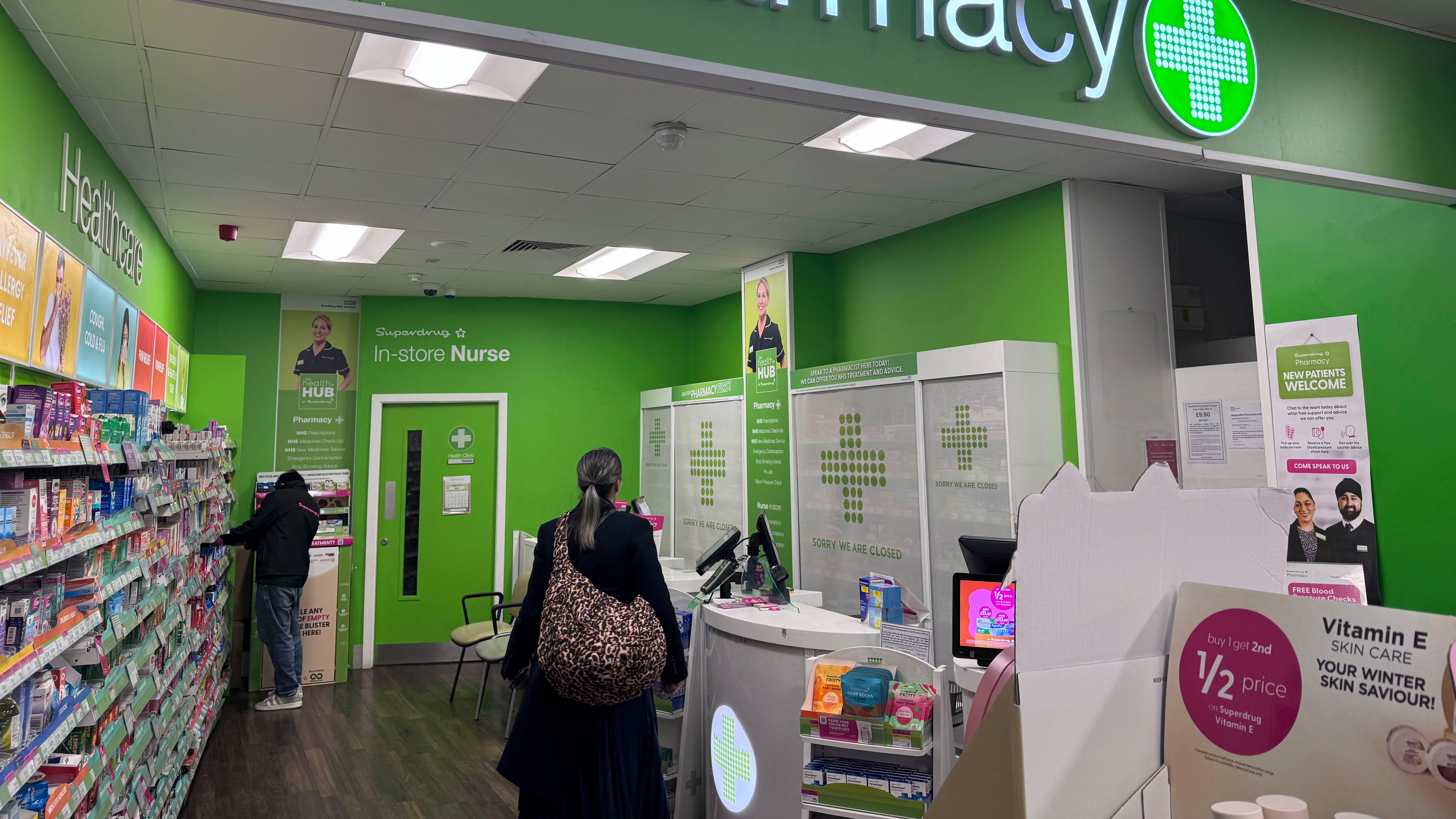 El brote de meningitis B iniciado en Canterbury (sureste de Inglaterra), que ha dejado por el momento dos muertos y más de una veintena de contagios, ha generado un clima de alarma en la sociedad británica, que al intentar conseguir la vacuna está dejando sin existencias a las farmacias. EFE/ Raúl Bobé