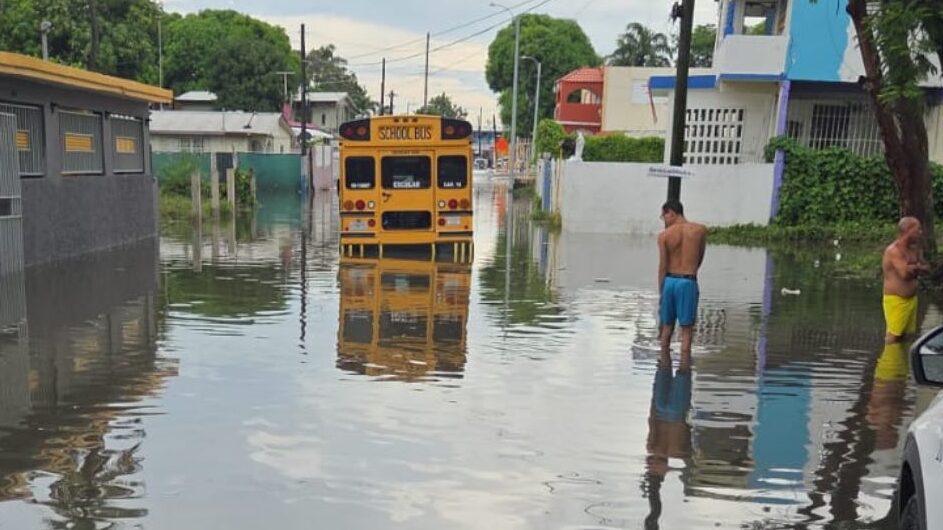 Una guagua escolar, con estudiantes adentro, tuvo que ser rescatada en Guaynabo tras quedarse varada en medio de una inundación.