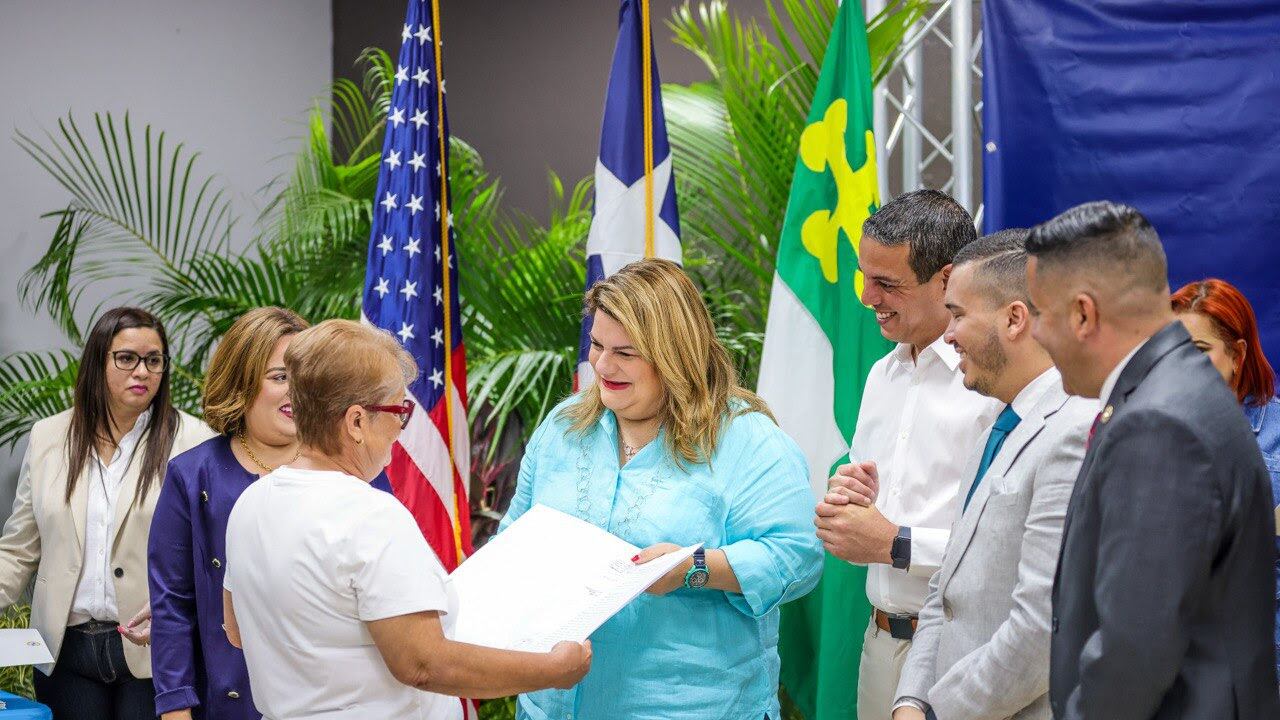 Entregan títulos de propiedad a familias en Comerío