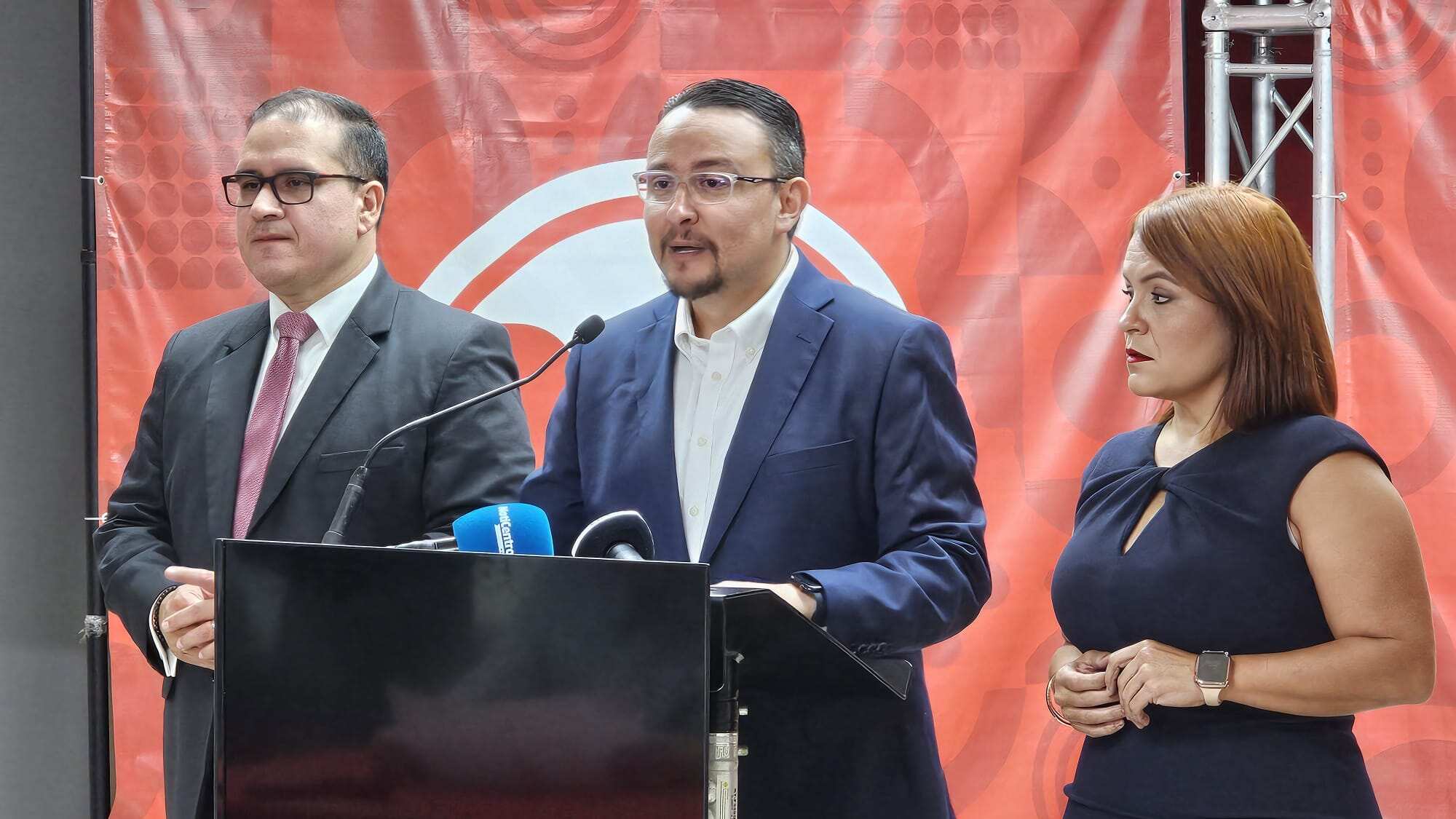 Exigen la salida del director de las AAPP.