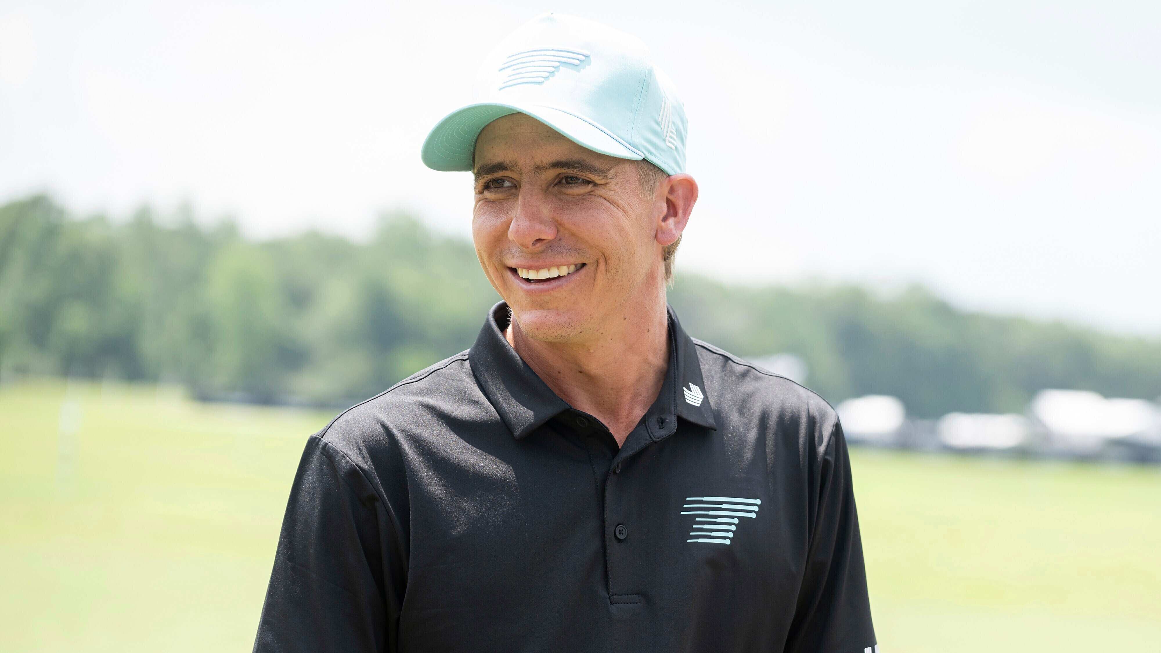 Carlos Ortiz, de Torque GC, sonría en el campo durante la última ronda del LIV Golf Houston en el Club de Golf Houston, el domingo 9 de junio de 2024, en Humble, Texas. (Charles Laberge/LIV Golf via AP)