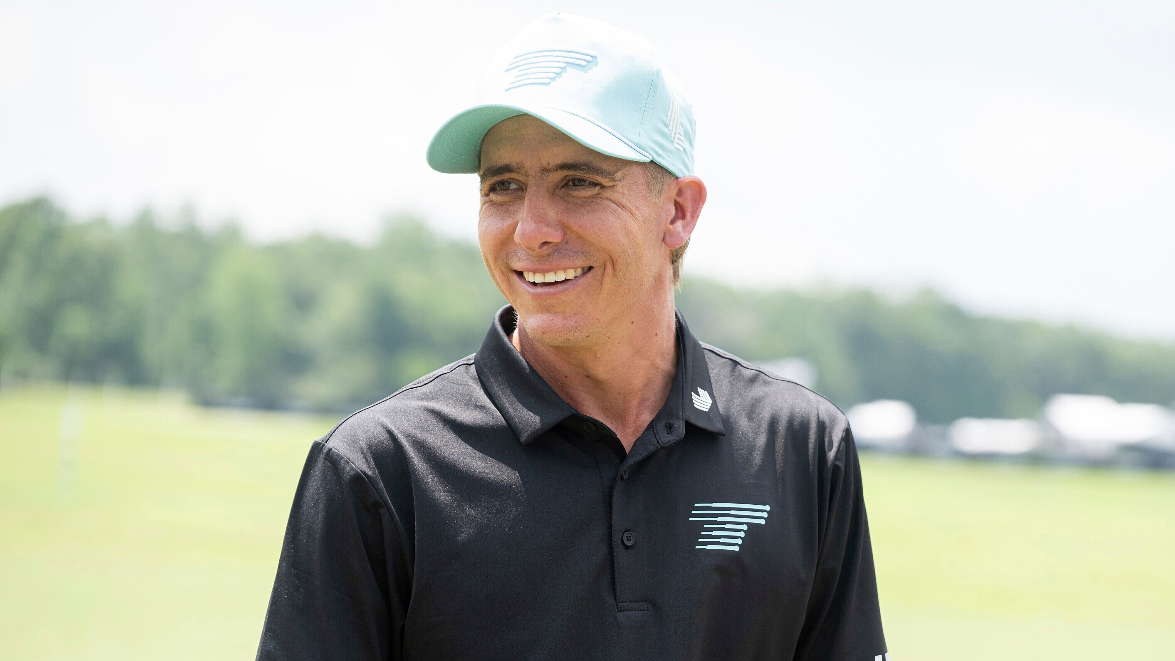 Carlos Ortiz, de Torque GC, sonría en el campo durante la última ronda del LIV Golf Houston en el Club de Golf Houston, el domingo 9 de junio de 2024, en Humble, Texas. (Charles Laberge/LIV Golf via AP)