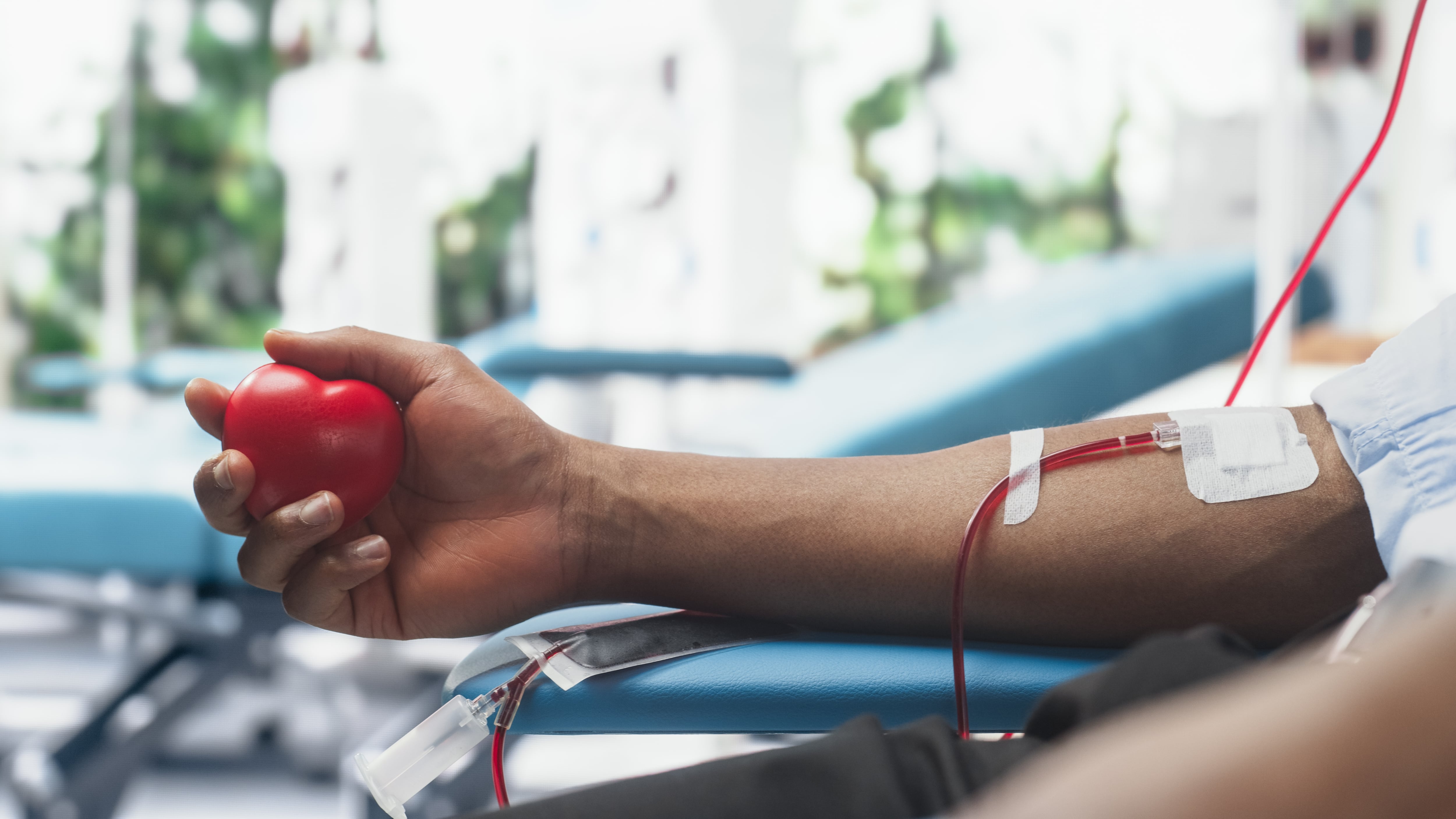 Persona donando sangre.