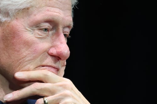 Bill Clinton rechaza las “horribles” escenas de Mineápolis y advierte de su trascendencia