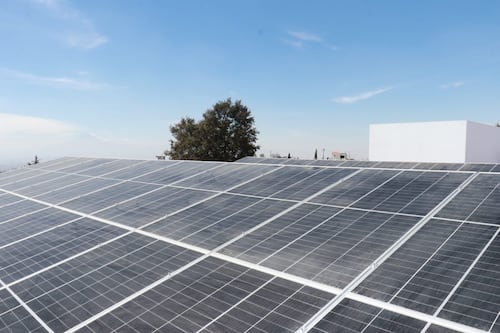 SESA urge a la gobernadora firmar resolución para frenar cobro de $300 a clientes solares