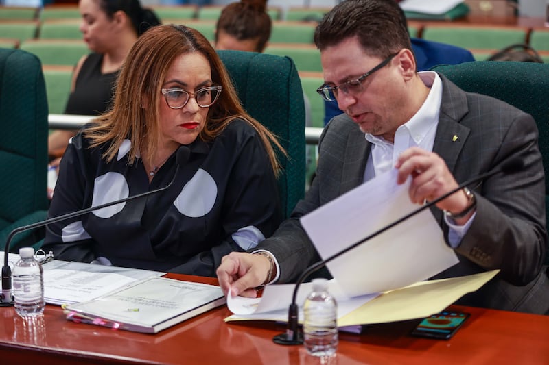 El secretario de la CEE, Rolando Cuevas Colón, junto a la ex presidenta alterna Jessika Padilla Rivera, izquierda.
Foto por Wanda Liz Vega | Centro de Periodismo Investigativo