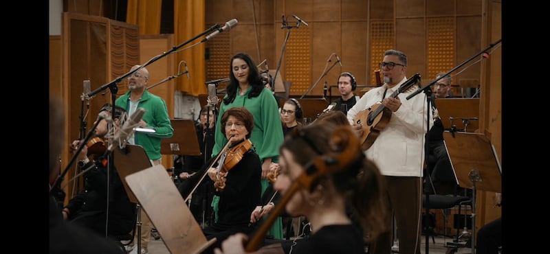 Quique Domenech y Sonido Tré interpretan “Verde Luz” junto a la Budapest Scoring Orchestra.