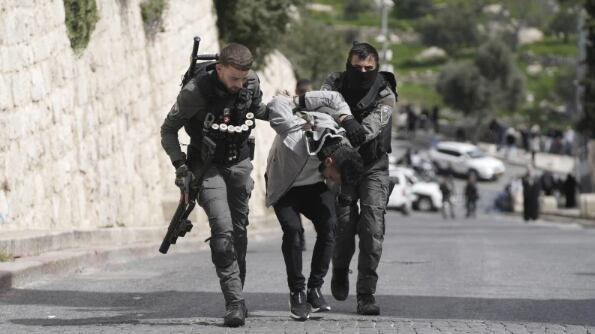 La policía fronteriza israelí detiene a un palestino antes de las oraciones del viernes en el recinto de la mezquita de Al-Aqsa en la ciudad vieja de Jerusalén, el viernes 1 de marzo de 2024. (Foto AP/Mahmoud Illean)