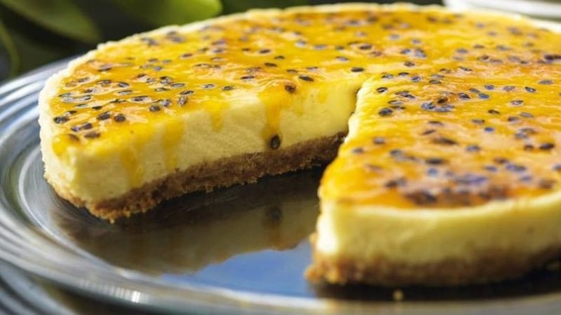 El maracuyá es una fruta saciante y rejuvenecedora que nos permite consumirlo de muchas formas. Desde mermeladas y cócteles, hasta postres y jugos, esta fruta tropical es muy refrescante e increíblemente versátil, además de que aporta numerosos beneficios a nuestro organismo. Foto: Freepik.