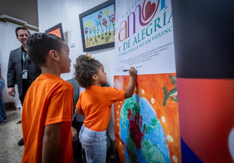 'Pinceladas de amor y alegría: la niñez pinta un país sin violencia'.
