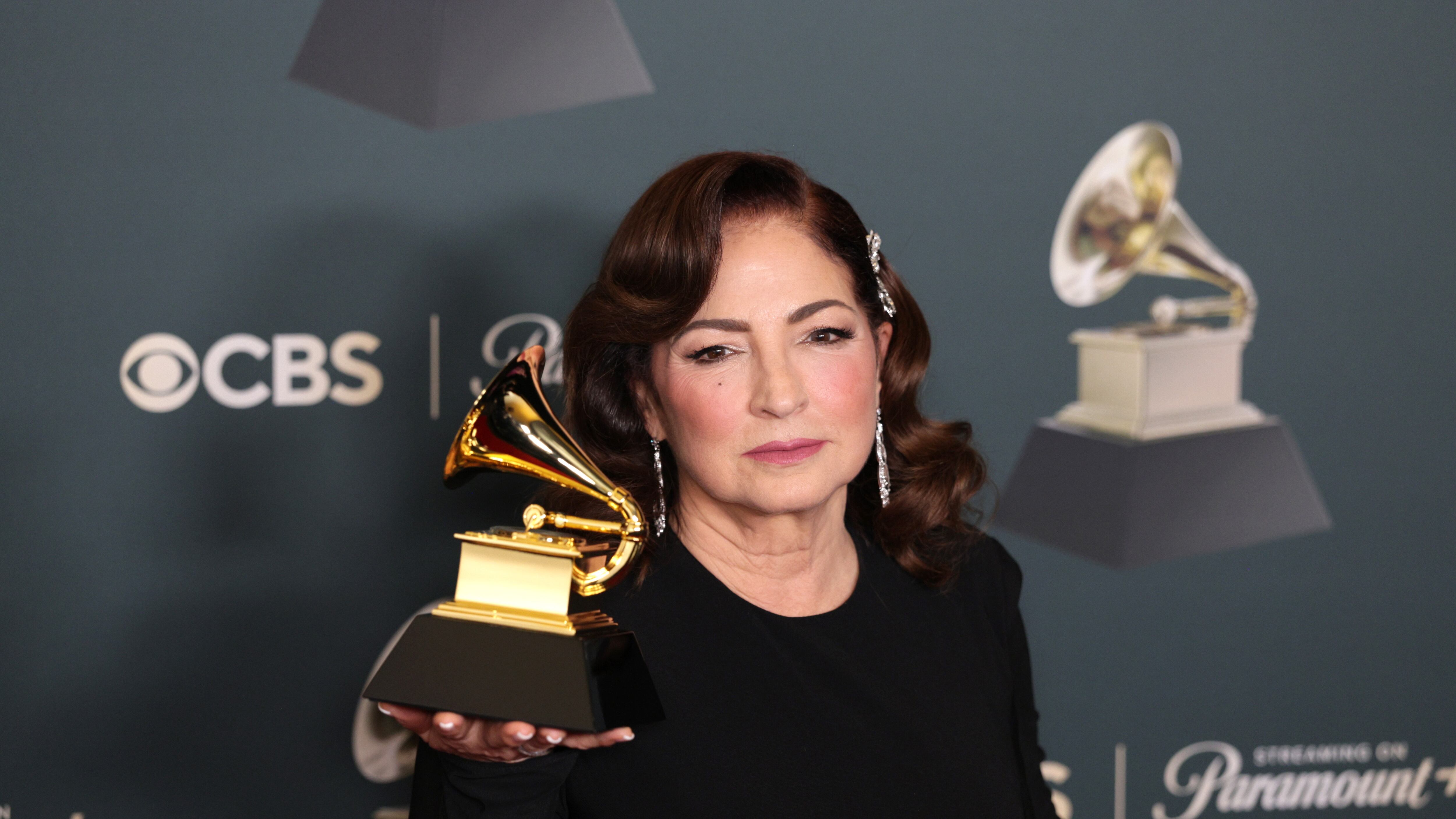 La cantante Gloria Estefan posa en la sala de conferencia de prensa de los premios Grammy en Los Ángeles