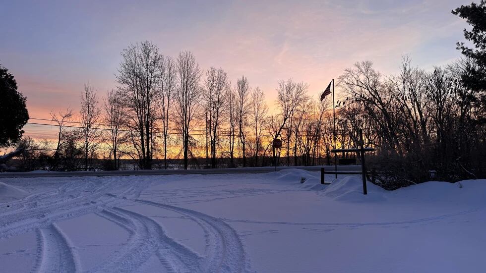 El sol sale sobre una escena invernal en Lowville, Nueva York, el 28 de diciembre de 2025. (Foto AP/Cara Anna)