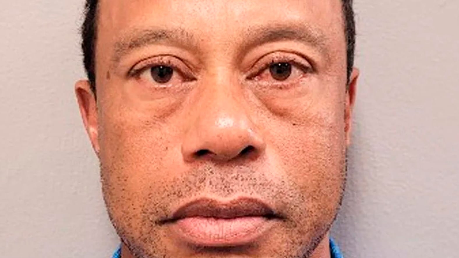 Fotografía publicada por la oficina del condado de Martin en X del golfista Tiger Woods, ganador de 15 'grandes', que fue detenido por daños a la propiedad y por negarse a una prueba de orina tras verse involucrado en un accidente de carretera en Jupiter Island, en Florida (EE.UU.), del que salió ileso, según informó la oficina del alguacil del condado de Martin.