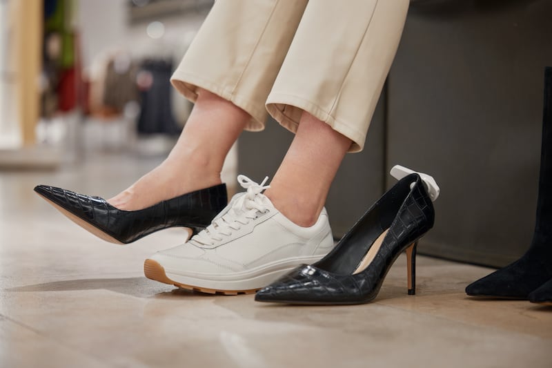 El uso de calzado inadecuado es una de las principales causas de callos en los pies.