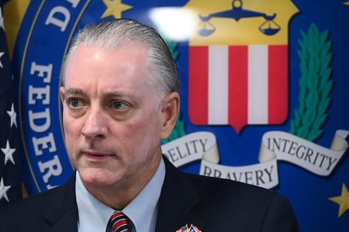 Empleada del Departamento del Trabajo y siete mujeres enfrentan cargos federales por fraude al desempleo