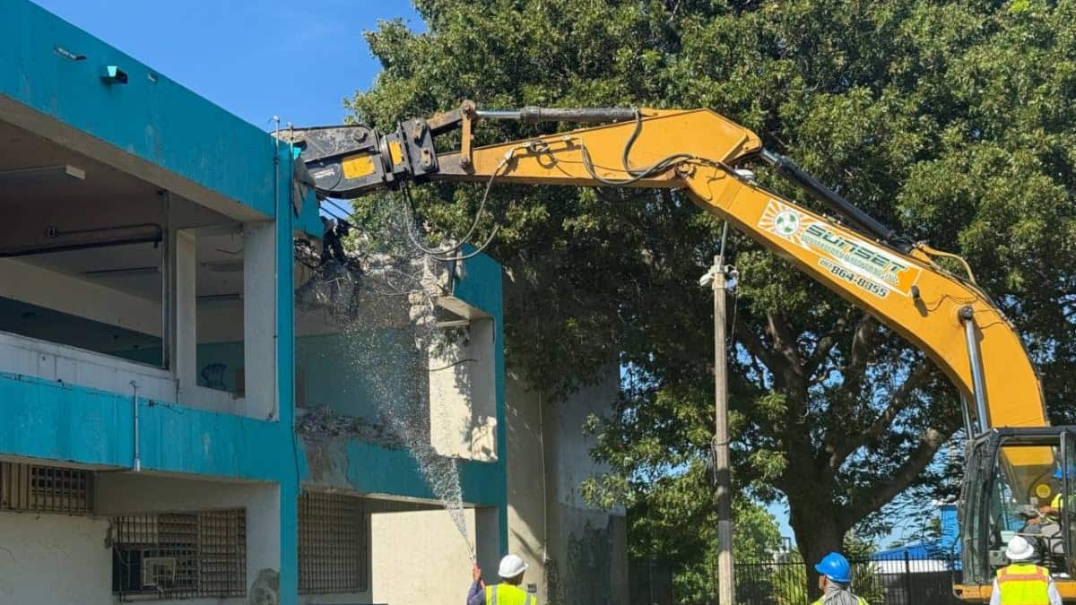 Educación anuncia inicio de los trabajos de demolición de escuela en Toa Baja.
