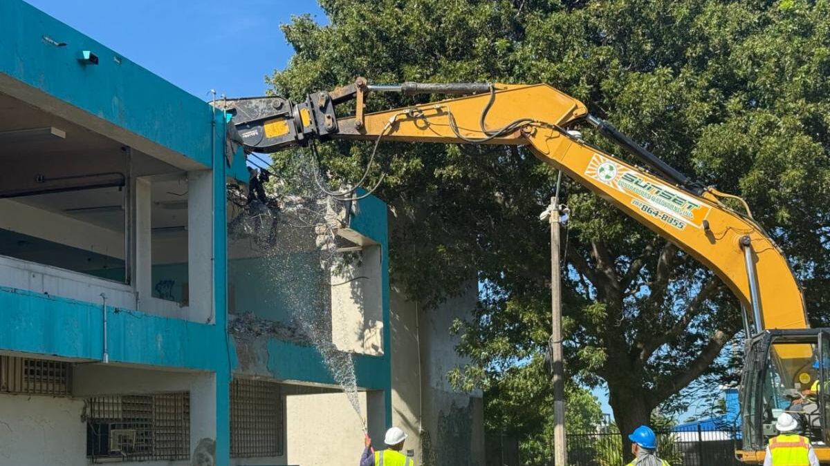 Educación anuncia inicio de los trabajos de demolición de escuela en Toa Baja.