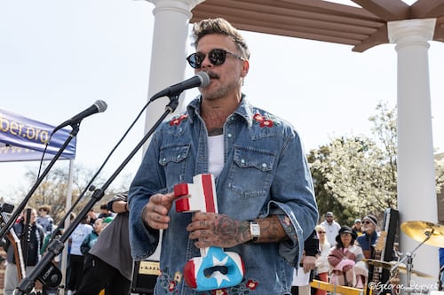 Pedro Capó recibe la Llave de Nyack durante el SpringFest